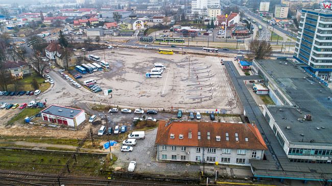Olsztyn, panorama na dworzec autobusowy ze stanowiskami. EU, PL, warm-maz. Lotnicze.